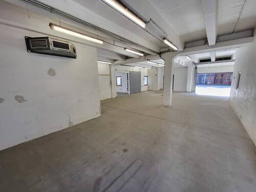 Halle 2 mit Sektionaltor - 