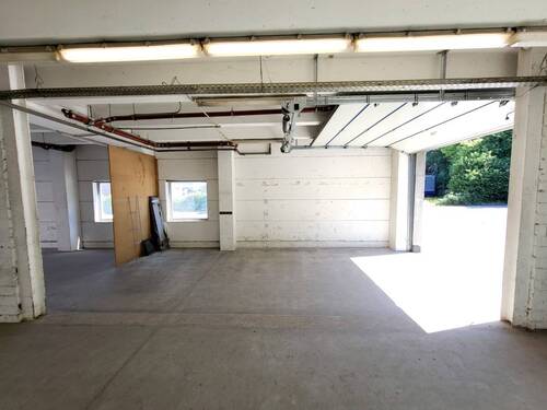 Halle 1 mit zwei Sektionaltoren - 