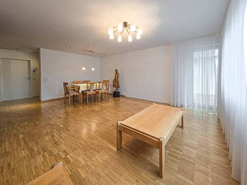 Wohnzimmer mit Ausgang zum Balkon - Etagenwohnung mit 94,20 m² in Achern zum Kaufen