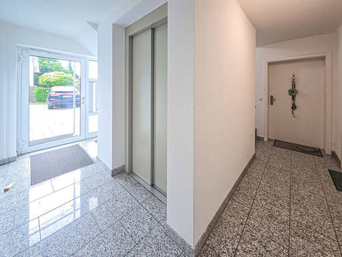 Ebenerdiger Hauseingang mit Aufzug - 