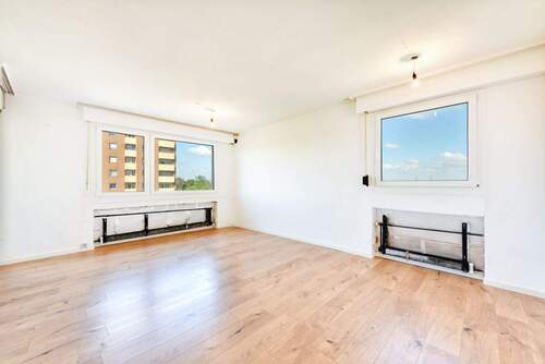 Wohnzimmer - +++ West-Balkon & Fernblick - Am Wald & U-Bahn - inklusive TG-Stellplatz - modernisierungsbedürftig +++