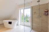 Tageslichtbadezimmer mit Badewanne und Dusche - Einfamilienhaus mit 162,00 m² in Möhnesee zum Kaufen