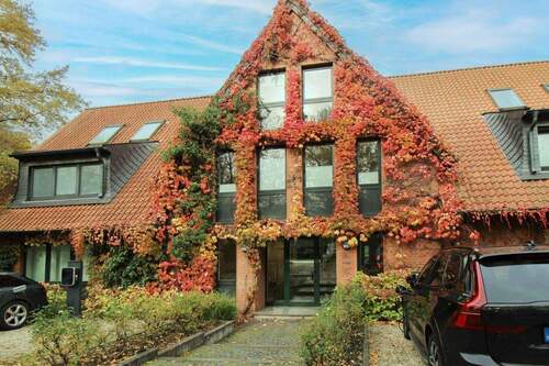 Repräsentativer Haupteingang mit Kundenparkplätzen - 