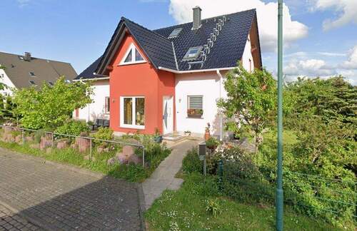 Hausansicht Front - Wohnen nahe der Ostsee: Charmantes, komfortables Einfamilienhaus mit Ostseeblick, Dachterrasse, Garten & Ausbaureserve - strukturiertes Angebotsverfa