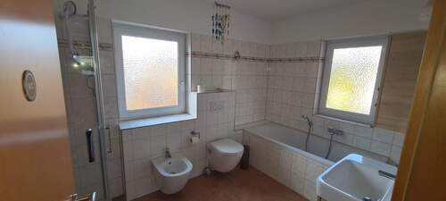 Badezimmer EG - Blick in den Raum - 