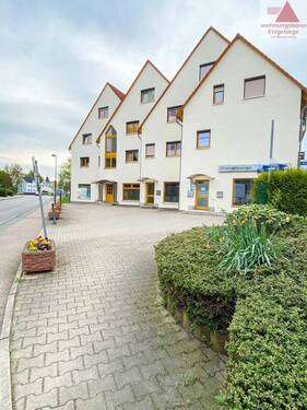 Straßenfront - Vermietete Eigentumswohnung mit Balkon und Stellplatz in zentraler Lage von Oelsnitz nahe Stollberg