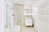 Bad mit Dusche - 