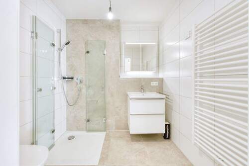Bad mit Dusche - 
