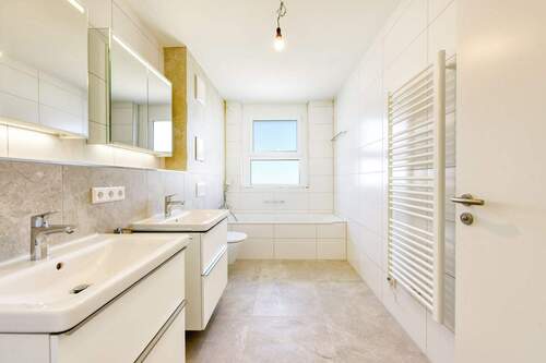 Bad mit Wanne - 