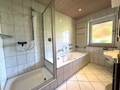 Badezimmer mit Wanne und Dusche im 1.OG - 