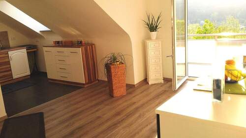 Essbereich Richtung Balkon - helle moderne 4-Zimmer-DG-Wohnung mit Balkon zentral in Bad Kissingen