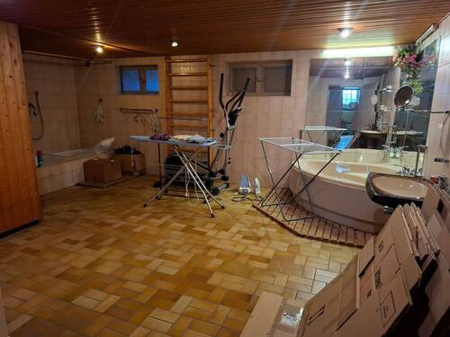 Sauna und Whirlpool im Keller - 