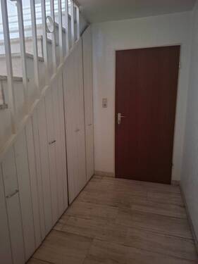 Kellerabgang_mit_Einbauschränken.jpg - 