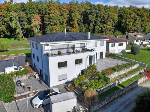 Süd-Westansicht Gesamthaus mit Terrasse und Garten der Wohnung - 