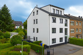 Hausansicht Seite - Lichtdurchflutete DG-Wohnung mit Süd-Loggia und Stellplatz in ruhiger, rheinnaher Lage von Neuss