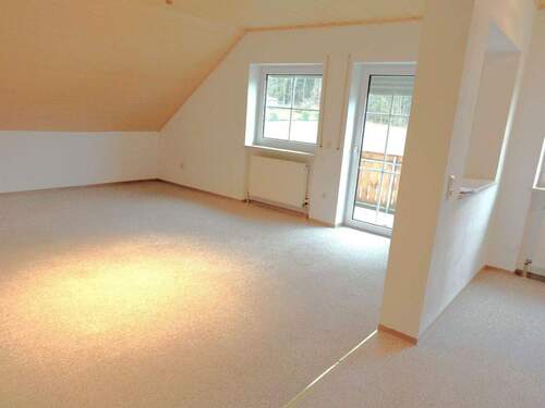 Wohnzimmer - 4 Zimmer Etagenwohnung zur Miete in Poppenricht