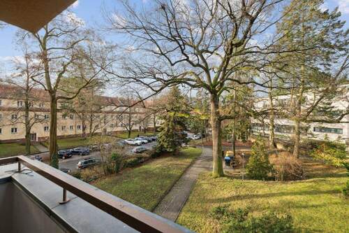 das weitläufige Privatgrundstück ist grün angelegt und verfügt über einen alten Baumbestand - Raumwunder in Lichterfelde - bezugsfrei mit Lift und Stellplatz