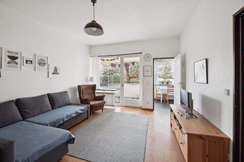 Gut geschnittenes Wohnzimmer mit Zugang zum sonnigen Westbalkon und zur Küche - 3 Zimmer Etagenwohnung zum Kaufen in Berlin