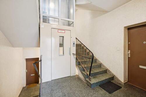 Der Lift zur Wohnung hält auf halber Etage - 