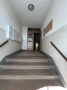 Treppenhauseingang - 2 Zimmer Mehrfamilienhaus, Wohnhaus zum Kaufen in Chemnitz
