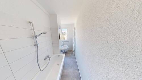Bad mit Wanne - 3 Zimmer Etagenwohnung in Chemnitz