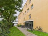 Ansicht Eingang - Neuwertige 1-Zimmer-Erdgeschosswohnung mit separater Küche und einladender Terrasse