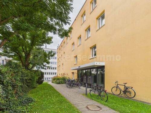Ansicht Eingang - Neuwertige 1-Zimmer-Erdgeschosswohnung mit separater Küche und einladender Terrasse