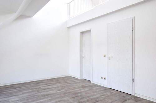 Wohnzimmer mit Küchen- und Flurtür - 