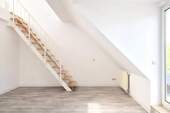Wohnzimmer mit Treppe - 1 Zimmer Etagenwohnung zur Miete in Erfurt