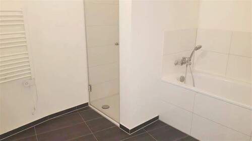 Bad mit Wanne und Dusche - 