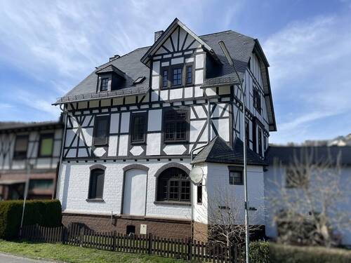 Bild 1 - Erdbach: Charmantes Wohnhaus mit 3 Einheiten