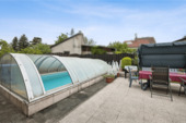 Überdachter Swimming-Pool mit Gegenstromanlage - 
