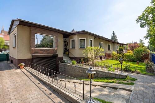 Charmante Doppelhaushälfte im Bungalowstil mit Pool, Sauna und ausgebautem Keller - Doppelhaushälfte im Bungalowstil mit Pool, Sauna und ausgebautem Keller - 153 m² Gesamtfläche