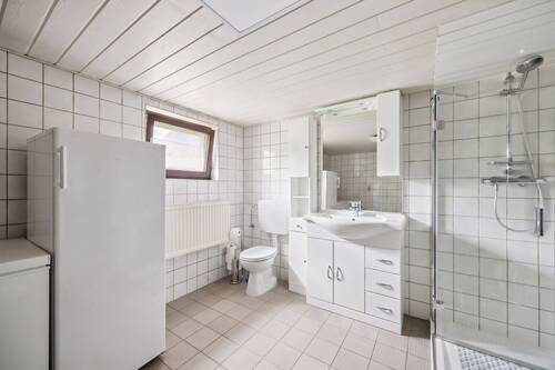 Badezimmer im Untergeschoss - 