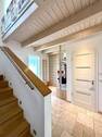 Stilvoller Treppenaufgang mit Holzhandlauf und hel - 