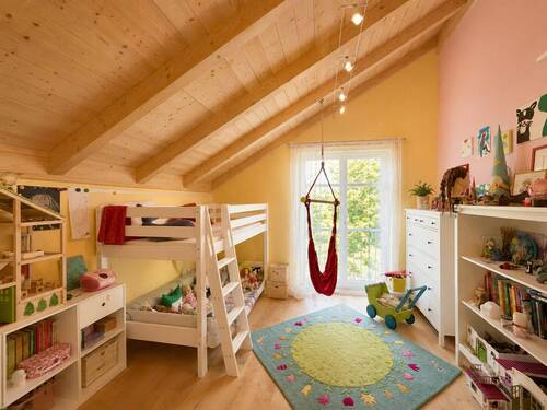Freundliches Kinderzimmer mit warmem Holzcharakter - 