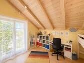 Helles Kinder- oder Arbeitszimmer mit bodentiefen - 