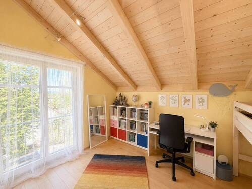 Helles Kinder- oder Arbeitszimmer mit bodentiefen - 