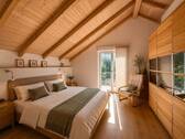 Ruhiges Schlafzimmer mit Holzdecke und französisch - 