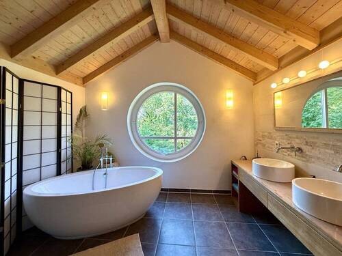 Großzügiges Wellnessbad mit freistehender Badewann - 