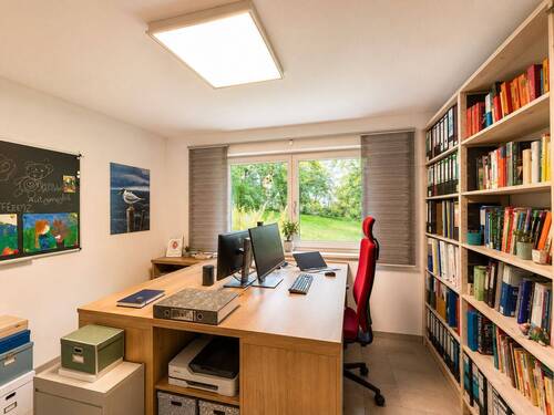 Arbeitszimmer im Untergeschoss mit Blick in den Ga - 