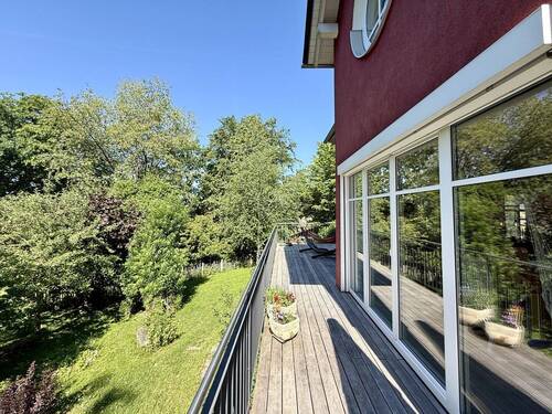 Panoramaterrasse mit Blick über Garten und Grünflä - 