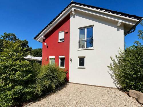 Sonnige Außenansicht mit klarer Architektur und vi - 