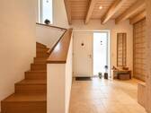 Heller Eingangsbereich mit Natursteinboden und gro - 8 Zimmer Einfamilienhaus in Bad Abbach