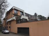 Garagenzufahrt - 3 Zimmer Etagenwohnung in Berlin