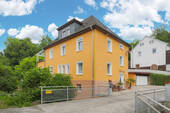 Straßenansicht - Einziehen & wohlfühlen - Modernisiertes Zweifamilienhaus mit Wow-Effekt!