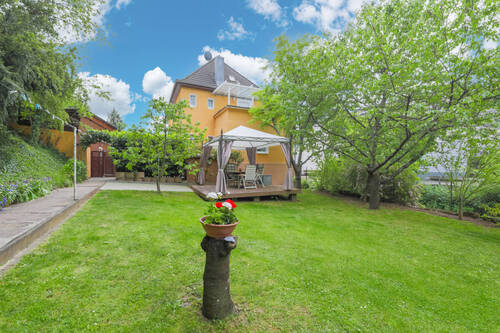 Rückansicht und Garten - 7 Zimmer Mehrfamilienhaus, Wohnhaus zum Kaufen in Niefern-Öschelbronn