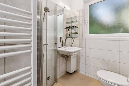 Tagesbelichtetes Bad mit bodengleicher Dusche - 