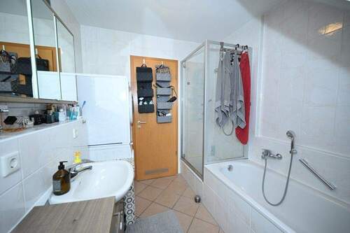 Wanne und Dusche - 