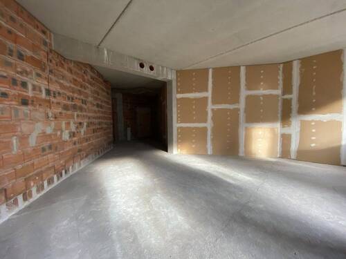 leerstehende Gewerbeeinheit im Rohbau - 